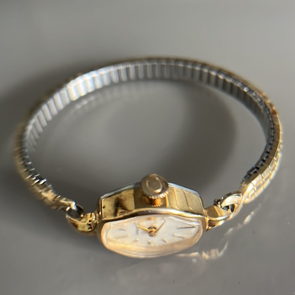 Caravelle Gold Tone Ladies Vintage Watch - Picture 9 of 15